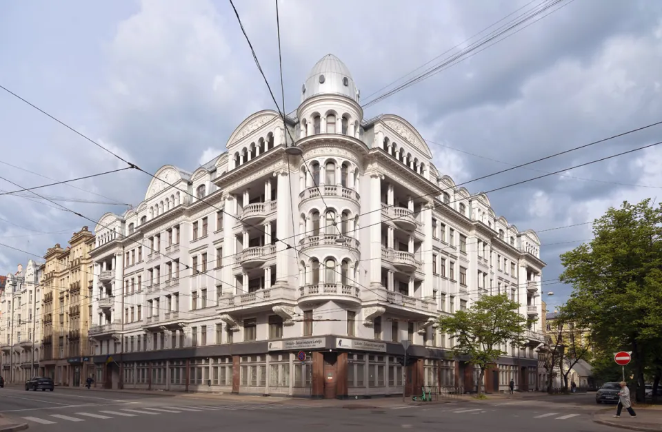 Eckhaus, Ostansicht