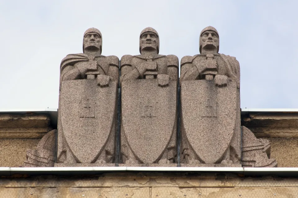 Offiziersclub von Litauen, Skulptur „Drei Giganten“