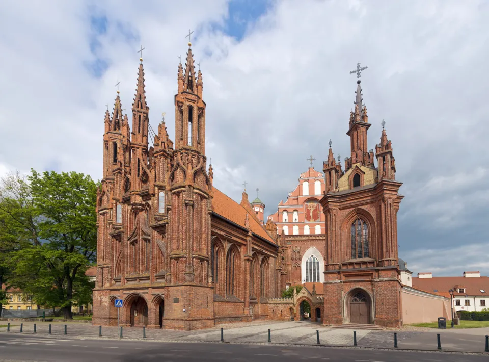 Annenkirche, mit neugotischem Glockenturm und der Bernhardinerkirche im Hintergrund