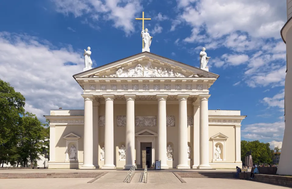 Kathedrale von Vilnius, Haupt­fassade (Westansicht)