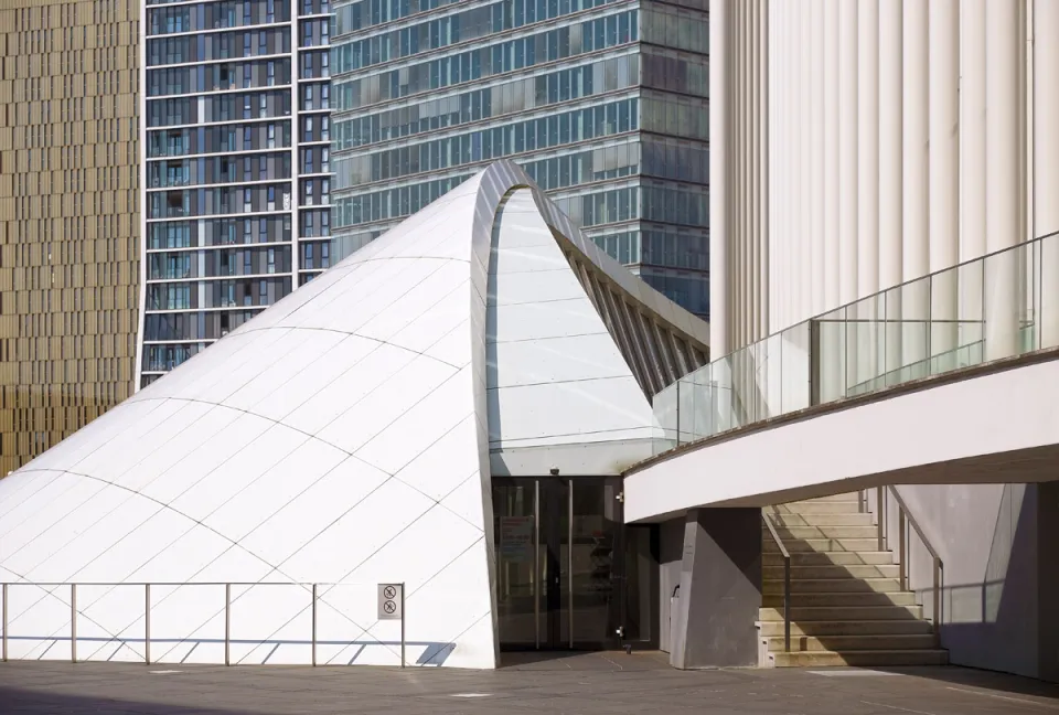 Philharmonie Luxembourg, Detail des westlichen Seiteneingangs