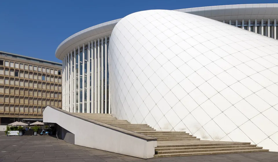 Philharmonie Luxembourg, Freitreppe der Ostseite