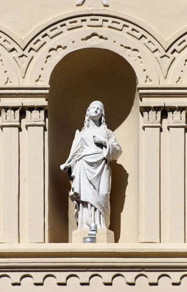 Kirche der Heiligen Devota, Nische an der Fassade mit der Statue der Heiligen Devota