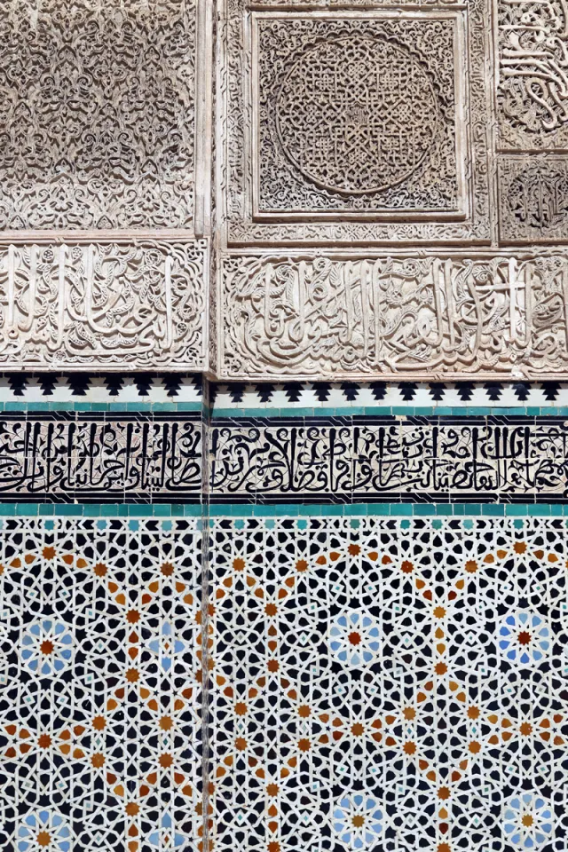 Bou Inania Medrese, Detail der mit Stuck und Zellij verzierten Fassade