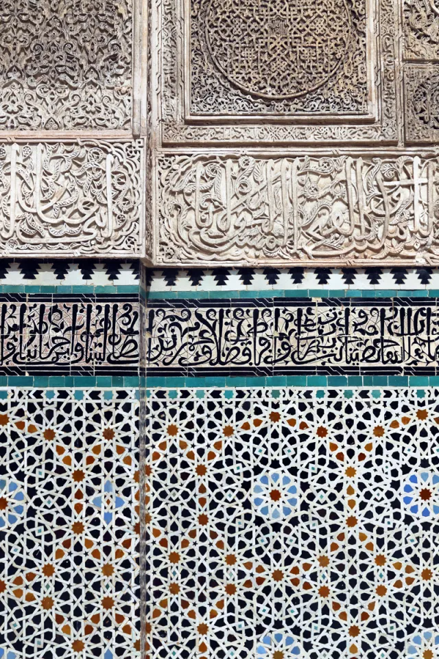 Bou Inania Medrese, Detail der mit Stuck und Zellij verzierten Fassade