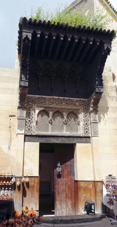 Bou Inania Medrese, Hintereingang mit Vordach