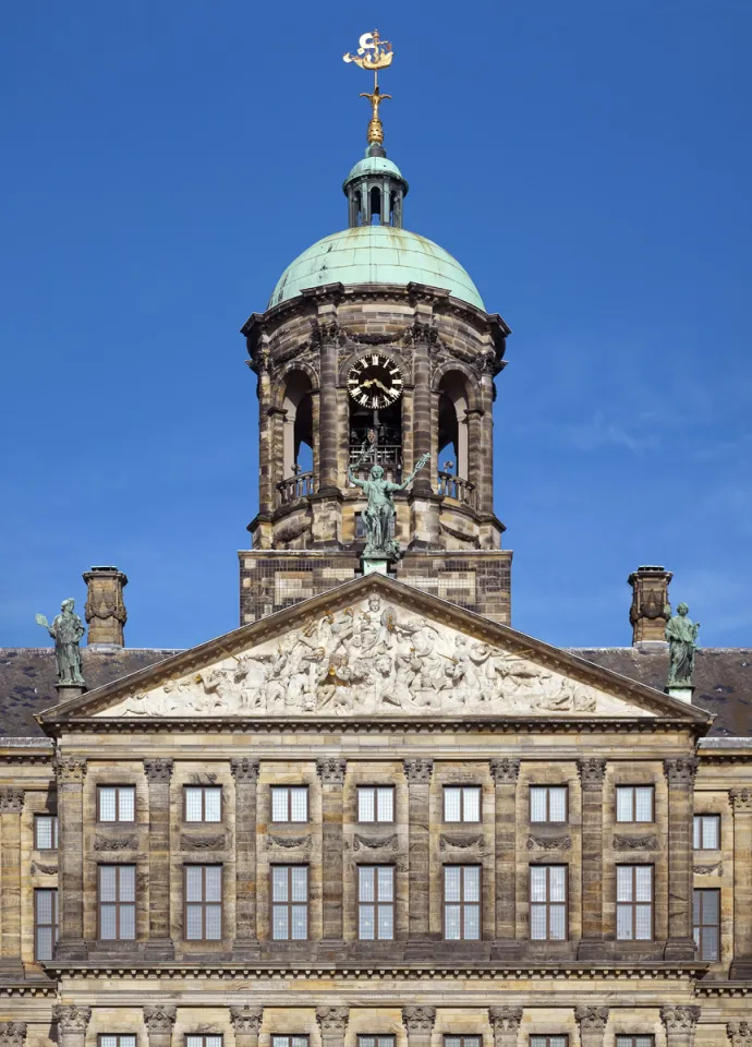 Palais auf dem Dam, Detail der Fassade mit Turm