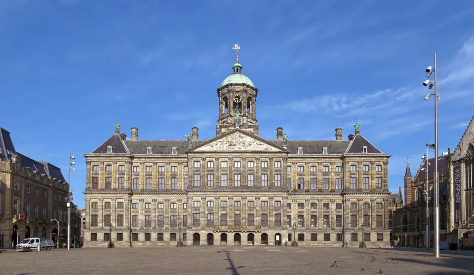 Palais auf dem Dam, Hauptfassade (Ostansicht)