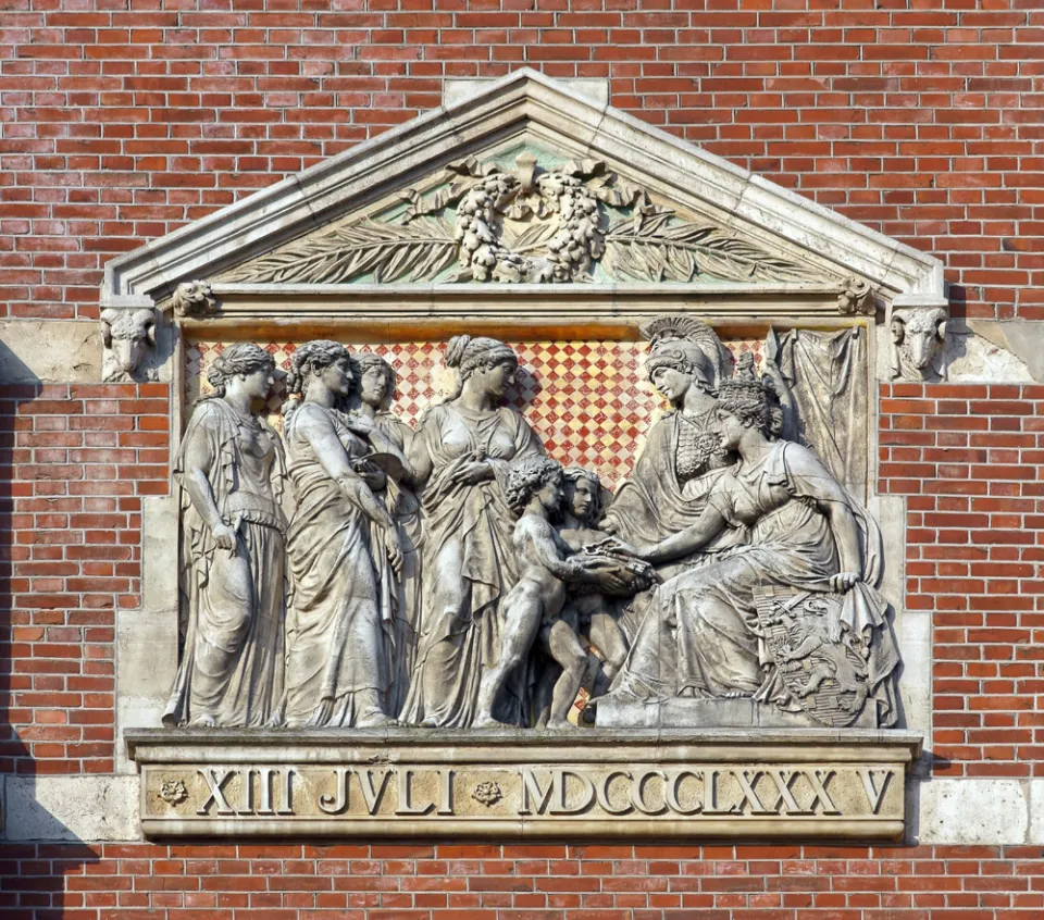 Rijksmuseum, Relief der nordöstlichen Fassade