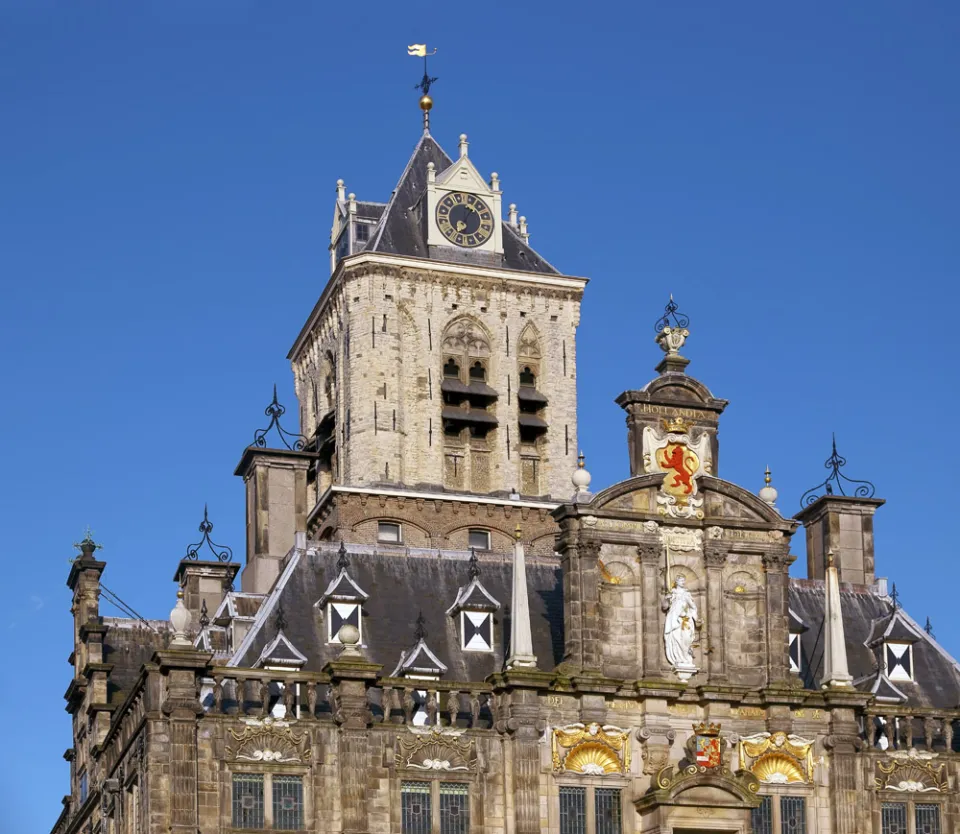 Rathaus von Delft, Detail mit Dach und Turm „De Steen“