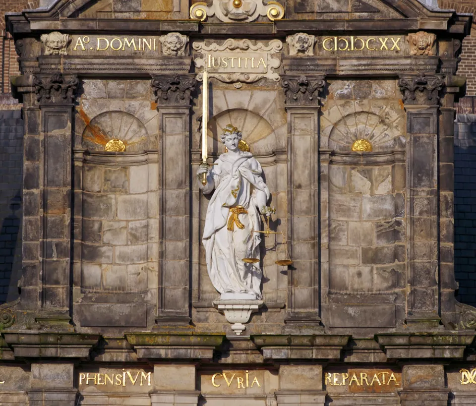 Rathaus von Delft, Detail der Fassade mit Nischen