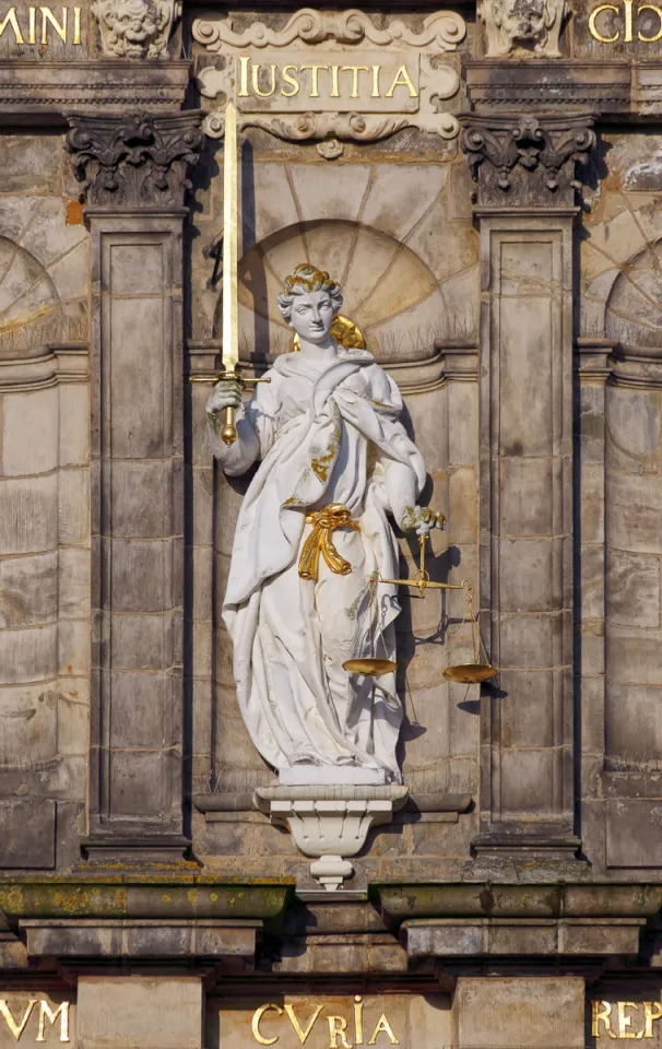 Rathaus von Delft, Statue der Justitia