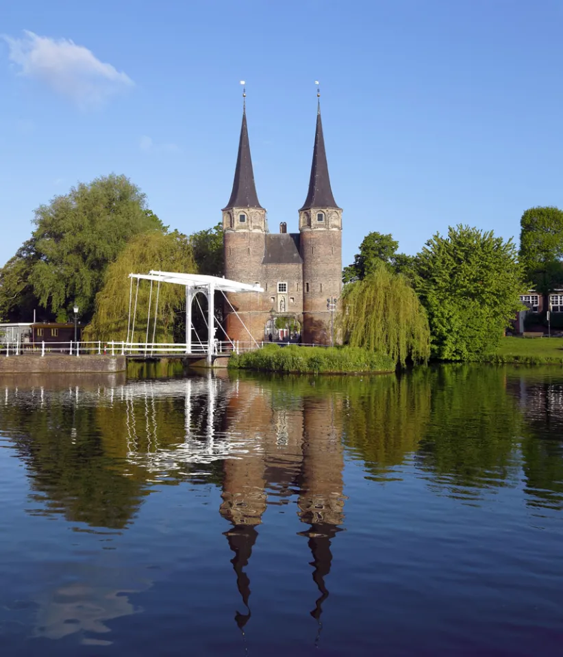 Osttor, mit kleiner Osttorbrücke, sich auf dem Rhein-Schie-Kanal spiegelnd