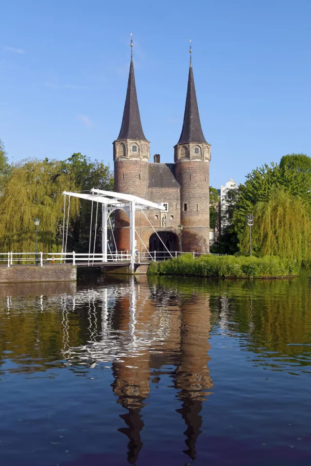 Osttor, mit kleiner Osttorbrücke, sich auf dem Rhein-Schie-Kanal spiegelnd