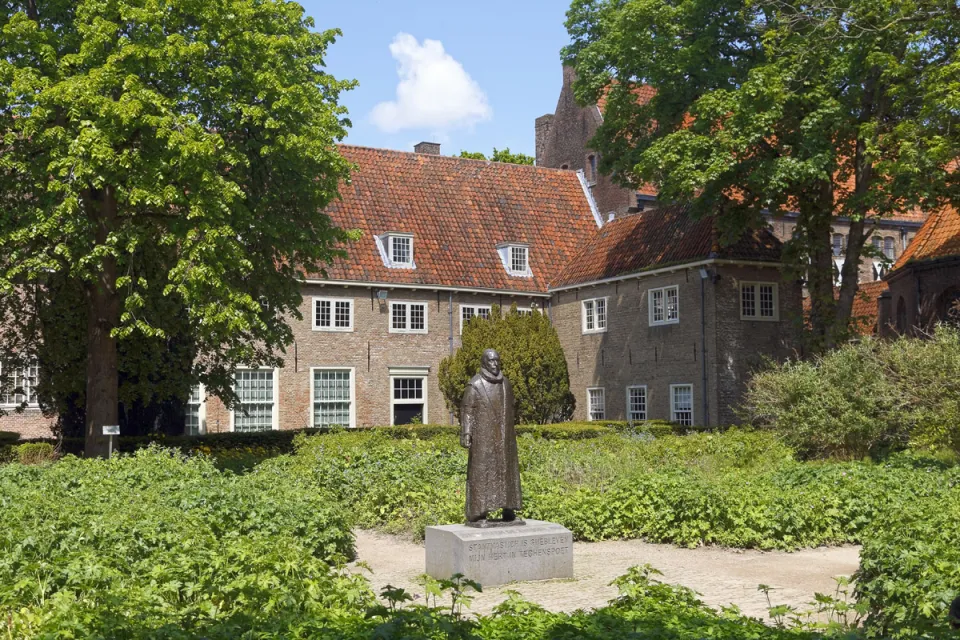 Sankt-Agatha-Kloster (Prinzenhof), Garten mit der Statue von Willem de Zwijger