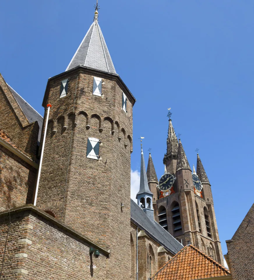 Sankt-Agatha-Kloster (Prinzenhof), Wallonische Kirche, Helmturm mit dem Turm der Alten Kirche im Hintergrund