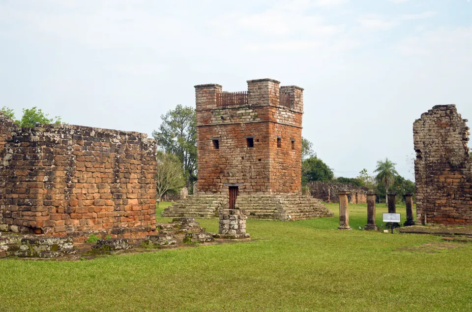 Jesuitenmission La Santisima Trinidad, Glockenturm zwischen Kirchen- und Wohnhausruinen