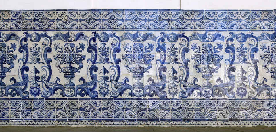 Universität Évora, Kolleg des Heiligen Geistes, Kreuzgang der allgemeinen Studien, Azulejos der Arkaden