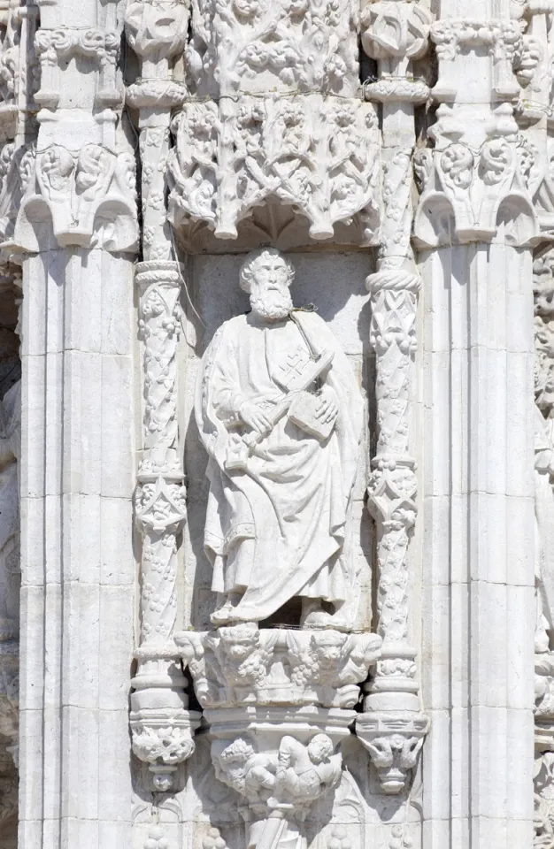 Hieronymiten­kloster, Kirche der Heiligen Maria, Petrusstatue des Südportals