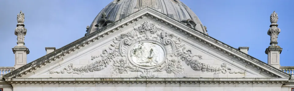 Königliches Gebäude von Mafra, Basilika, Giebel