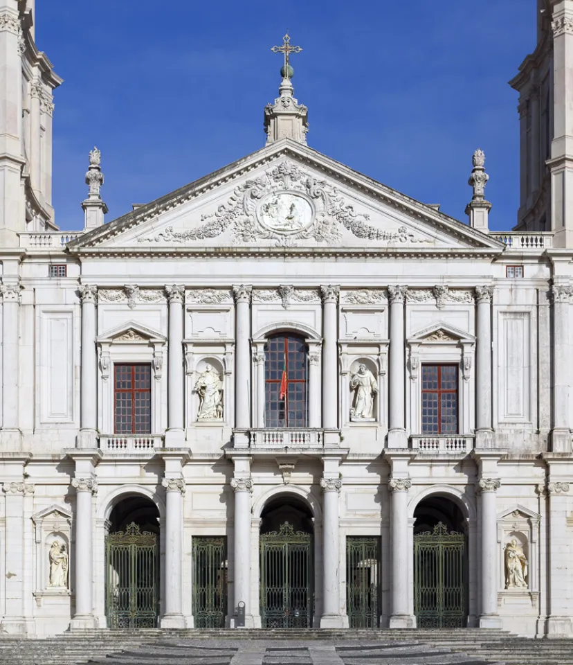 Königliches Gebäude von Mafra, Basilika, Portikus