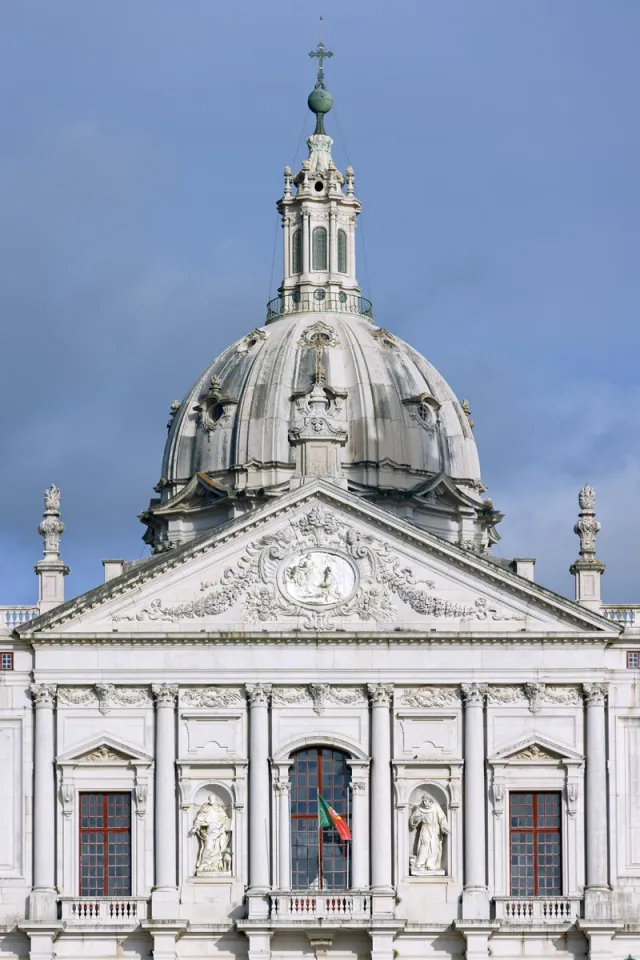 Königliches Gebäude von Mafra, Basilika, oberer Teil des Portikus und Kuppel