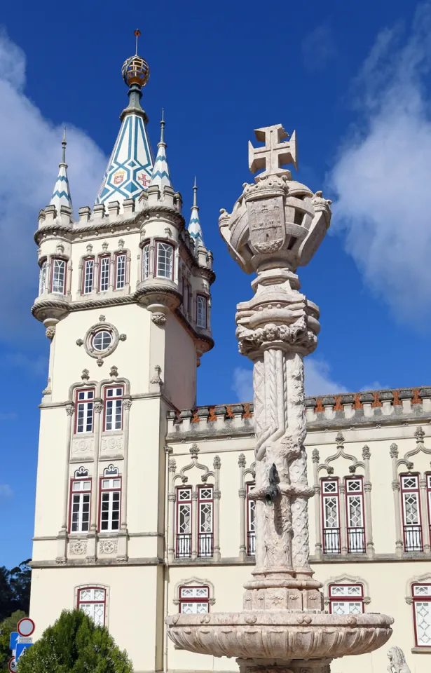 Brunnen der Ratskammern, mit dem Rathaus im Hintergrund