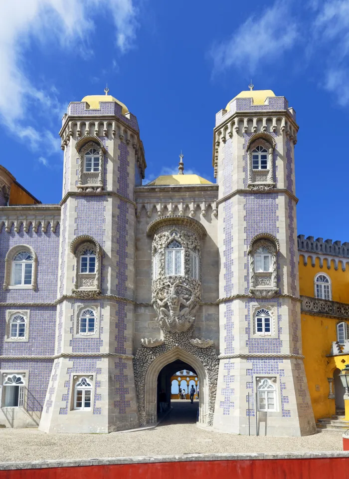 National Palace of Pena, Tor des neuen Palastes mit der Terasse des Triton