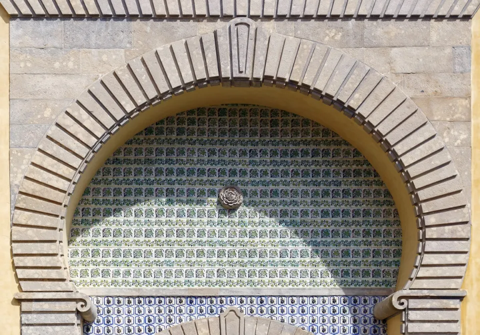 Nationalpalast von Pena, Triumphbogen, Tympanon mit Azulejo-Fliesen