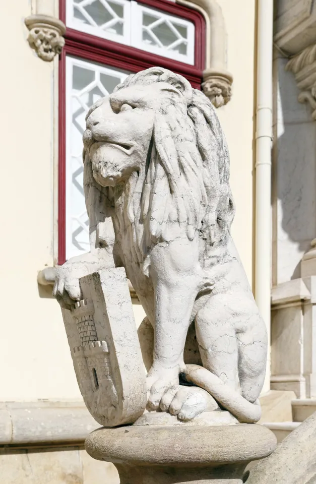 Rathaus von Sintra, Löwenstatue