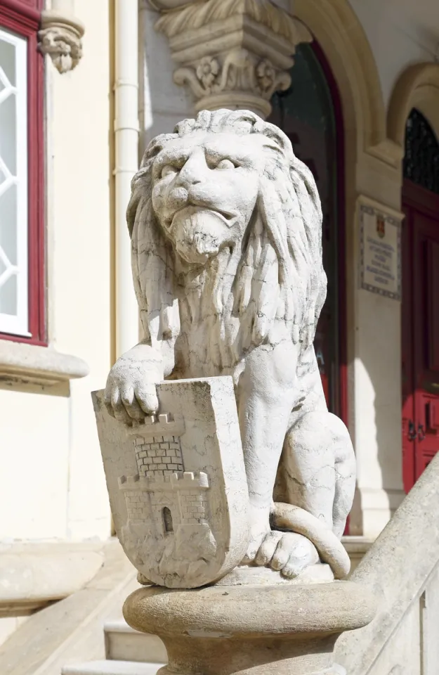 Rathaus von Sintra, Löwenstatue