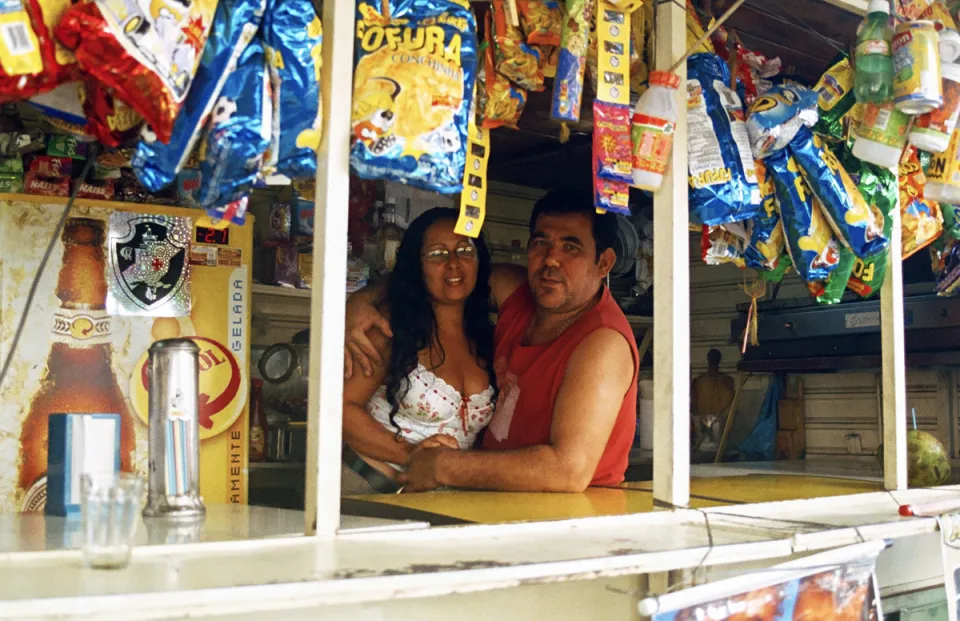 Kioskbesitzer mit helfender Tochter