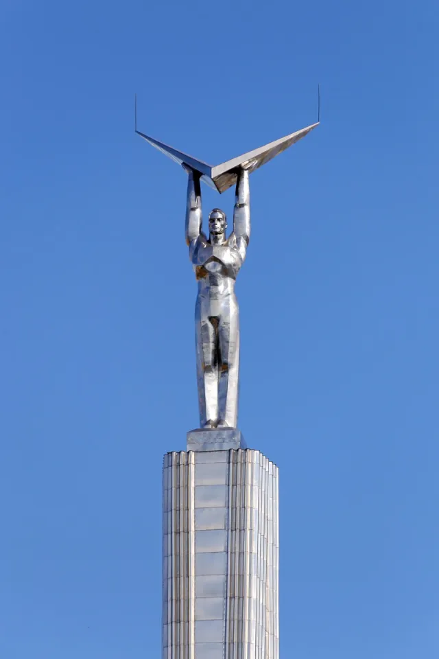 Monument des Ruhmes, Statue (Westansicht)