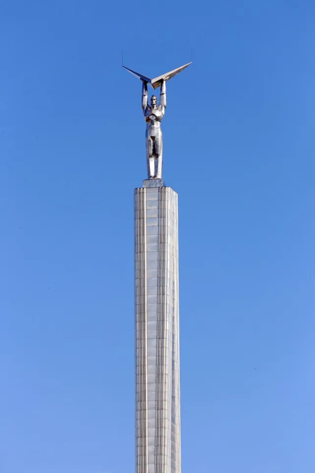 Monument des Ruhmes, Westansicht