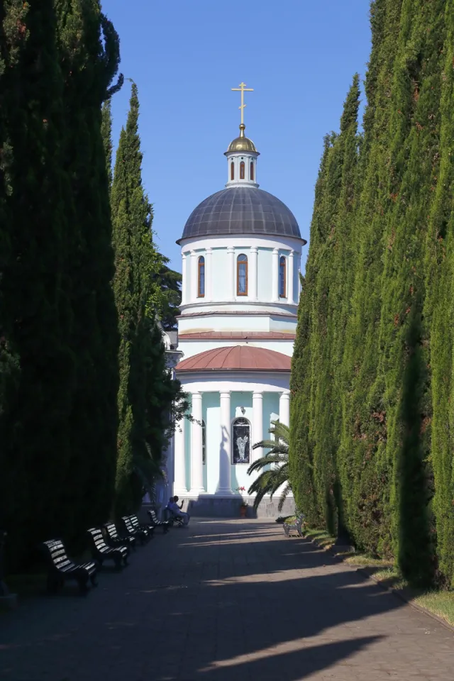 Erzengel-Michael-Kathedrale, Taufkirche der Iberischen Ikone der Gottesmutters, Zypressenallee