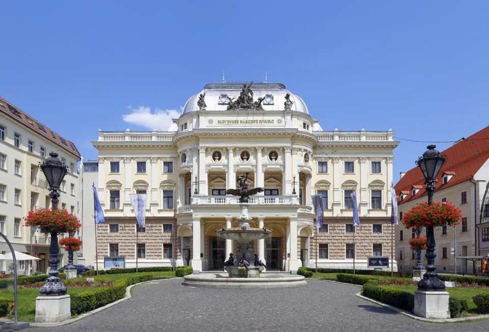 Opernhaus des Slowakischen Nationaltheaters, Hautfassade