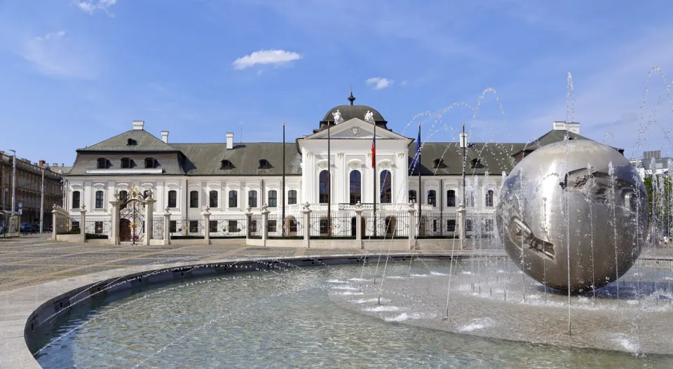 Friedensfontäne, Palais Grassalkovich im Hintergrund