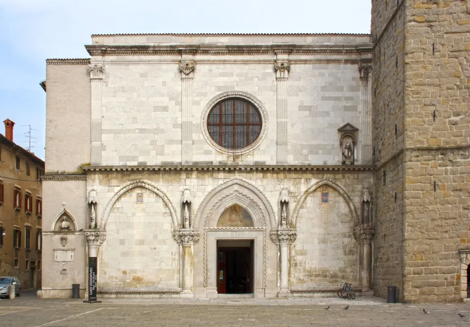 Kathedrale der Himmelfahrt der Jungfrau Maria, Hauptfassade