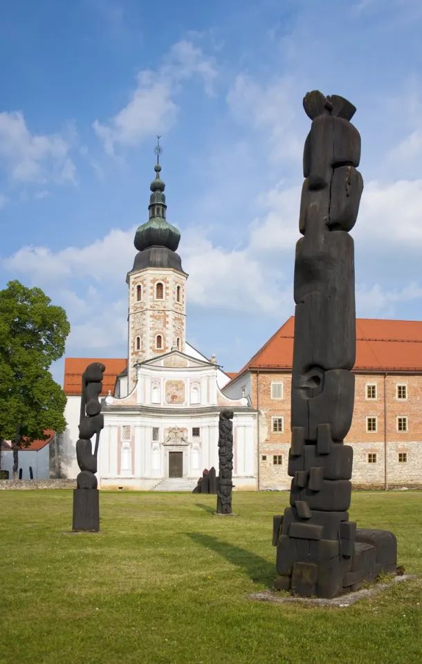 Zisterzienserabtei Kostanjevica, Kunstwerk im Skulpturenpark „Forma Viva“ vor der Kirche Mariä Verkündigung