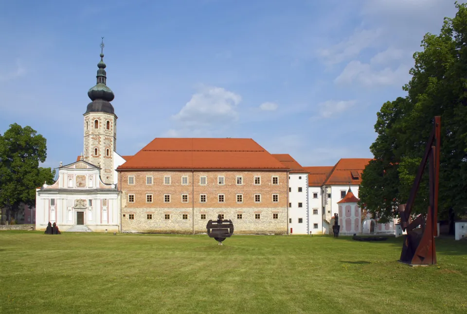 Zisterzienserabtei Kostanjevica, Westansicht