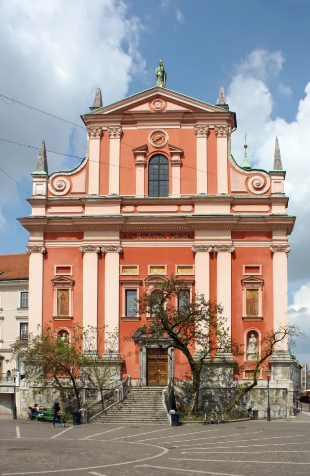 Kirche Mariä Verkündigung, Hauptfassade