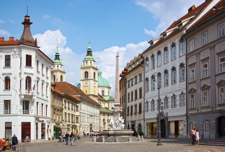 Stadtplatz mit Robba-Brunnen und Dom St. Nikolaus