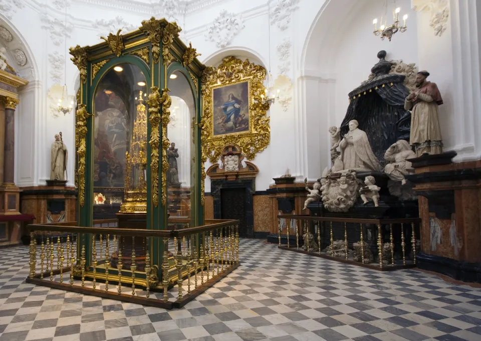 Moschee-Kathedrale von Cordoba, Santa-Teresa-Kapelle, Vitrine mit Monstranz und Grabmal Kardinal Salazars