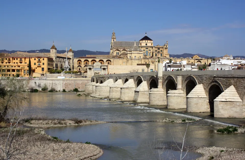 Römische Brücke von Cordoba, mit der Moschee-Kathedrale im Hintergrund