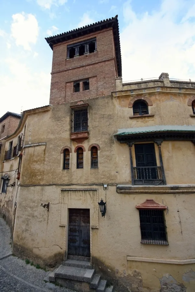 Haus des Maurenkönigs, Eingang mit Turm