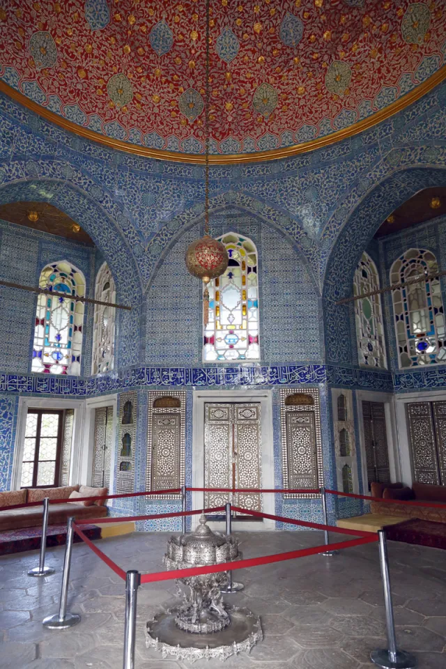 Topkapi-Palast, Bagdad-Kiosk, Innenraum mit silbernem Holzkohleofen