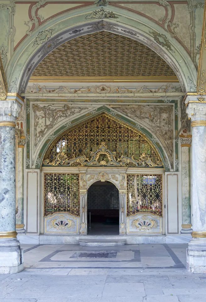 Topkapi-Palast, Imperialer Rat, Arkade mit Eingang