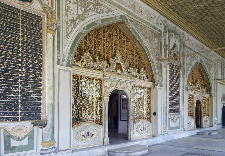 Topkapi-Palast, Imperialer Rat, Eingänge mit vergoldeten Gittern