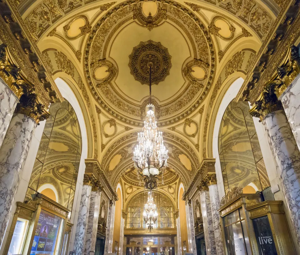 Opernhaus Boston, Eingangshalle