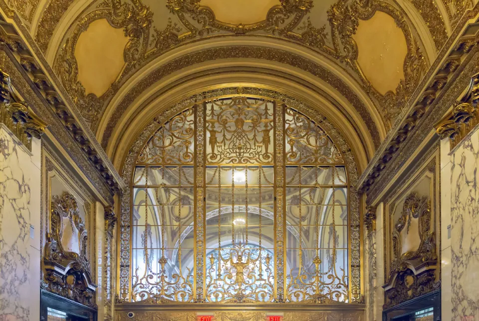 Boston Opera House, Eingangshalle, Fenster mit kunstvollem Gitter Boston Opera House, Eingangshalle, Fenster mit kunstvollem Gitter